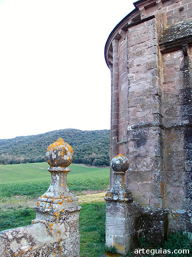 La iglesia de Learza se encuentra rodeada de campos y bosques