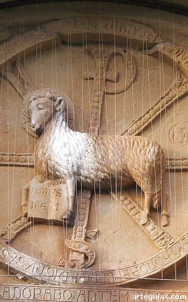 Agnus Dei en el t&iacute;mpano