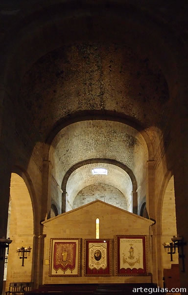 San Miguel de Aralar: nave central y capilla del siglo XII