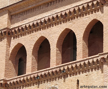Paso de ronda en la iglesia fortaleza de Azuara