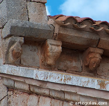 Tres canecillos historiados
