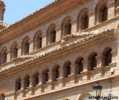 Campo de Cari&ntilde;ena: galer&iacute;as de la iglesia de Paniza