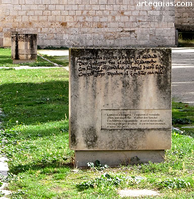 Placas con versos de El Cantar de Mio Cid en San Pedro de Carde&ntilde;a