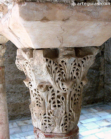 Capitel en avispero que sujeta las b&oacute;vedas del Ba&ntilde;uelo de Granada