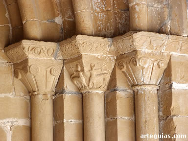 Algunos capiteles de la puerta