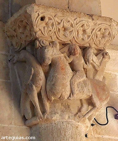Capitel con una escena de cetrer&iacute;a en el interior de la iglesia de Perorrubio