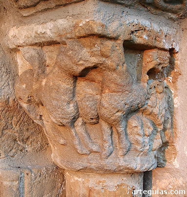 Capitel de la puerta con dos cuadr&uacute;pedos