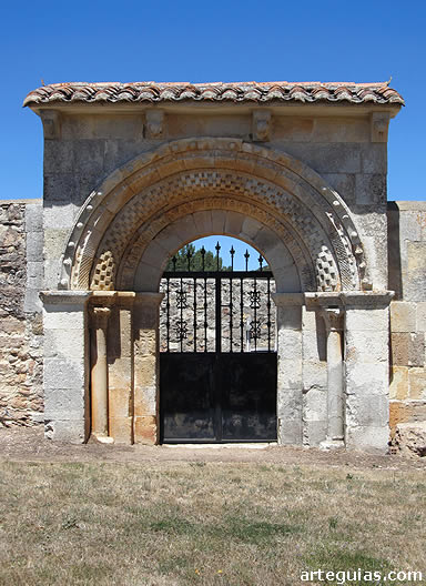 Puerta rom&aacute;nica en el cementerio