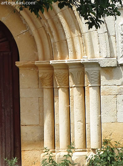 Columnas de la puerta rom&aacute;nica