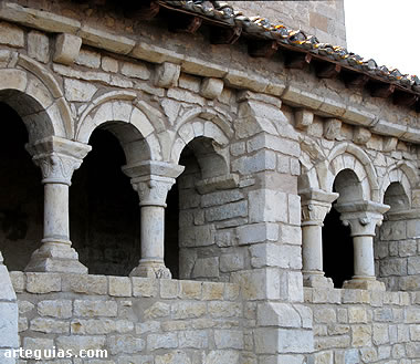 Galer&iacute;a rom&aacute;nica de la iglesia de Eusa