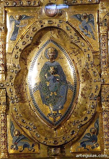 Detalle del frontal con la Virgen Mar&iacute;a y el Ni&ntilde;o, rodeados por el Tetramorfos