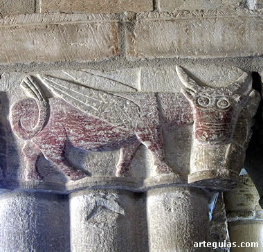 capitel corrido de la galer&iacute;a porticada