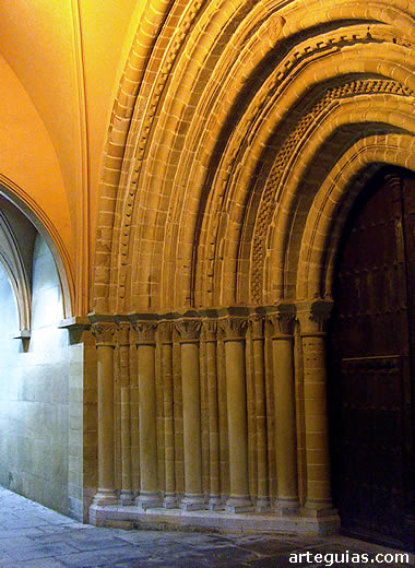 Puerta rom&aacute;nico-g&oacute;tica de la iglesia de San Nicol&aacute;s