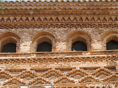 T&iacute;pica galer&iacute;a y decoraci&oacute;n a base de ladrillos en forma de rombos