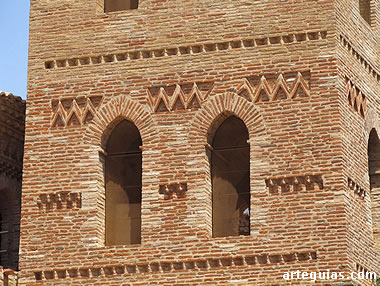 Campanario mud&eacute;jar de la iglesia de Encinacorba