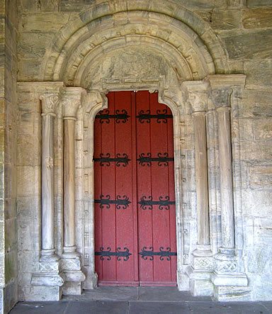 Rom&aacute;nico en la Comarca de Sarria: puerta lateral. Hospital de Incio