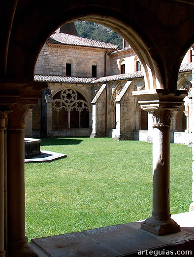 Rom&aacute;nico en el Valle de Yerri: claustro del Monasterio de Iranzu