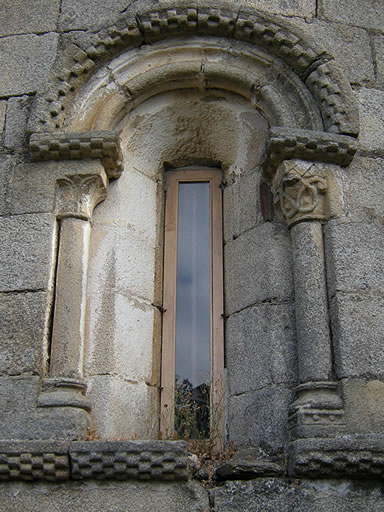 Ventanal de la iglesia de San Salvador de Vilar de Sarria, Comarca de Sarria