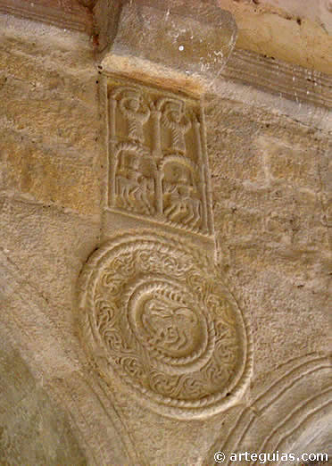 Relieves escult&oacute;ricos en Santa MAr&iacute;a del Naranco