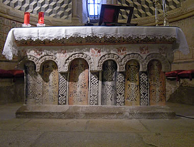 Santa Mar&iacute;a de Melide: mesa de altar