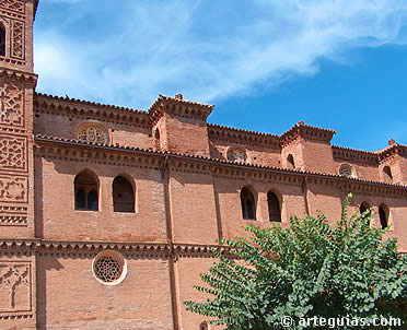 Iglesia - fortaleza de Tobed, construida durante los a&ntilde;os de la Guerra de los dos Pedros