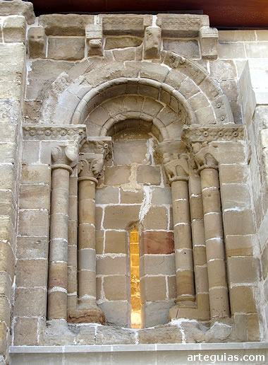 Ventanal del muro presbiterial norte