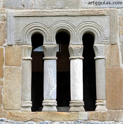 Valdedi&oacute;s: ventanal donde se combinan formas prerrom&aacute;nicas con otras de raigambre andalus&iacute;, como los arcos de herradura y el alfiz