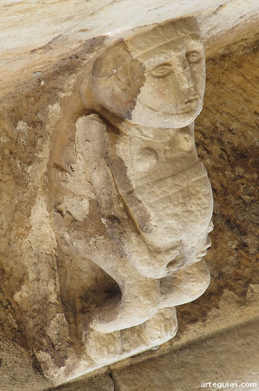 Arte er&oacute;tico rom&aacute;nico: mujer embarazada en la iglesia de Revilla de Santull&aacute;n (Palencia)