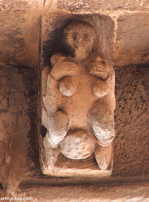 Mujer en pleno parto de su hijo. Canecillo de San Pedro de Cervatos