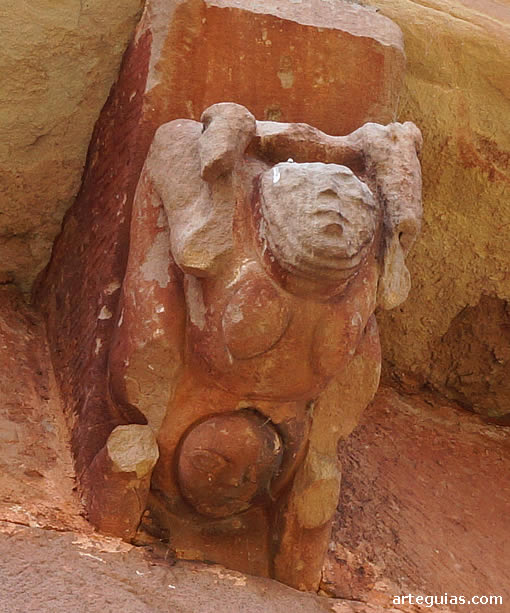 Arte er&oacute;tico rom&aacute;nico: canecillo que representa una mujer casada dando a luz