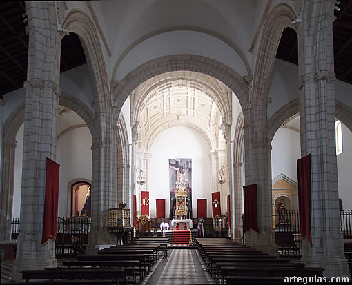 Iglesia de Santa Mar&iacute;a la Mayor de Alcaudete: vista desde los pies del centro