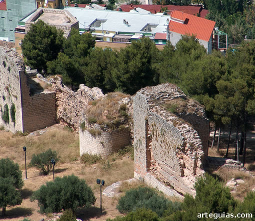 Muralla de Ja&eacute;n, desde el cerro del Castillo de Santa Catalina