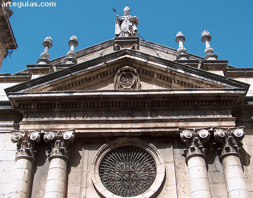 Puerta proyectada por Ventura Rodr&iacute;guez