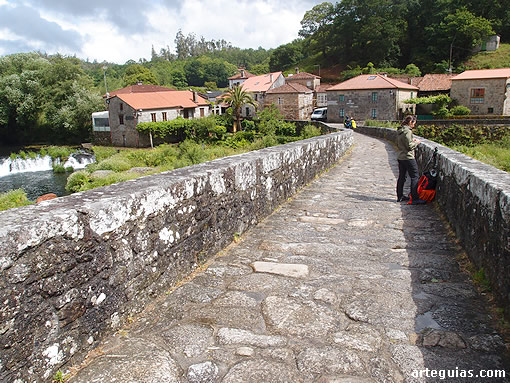 El ancho pretil de A Ponte Vella (El Puente Viejo) de Ponte Maceira