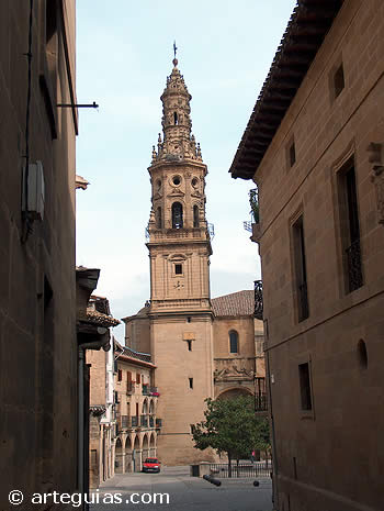Magn&iacute;fico campanario barroco de la iglesia de Briones