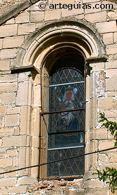 Ventana rom&aacute;nica del hastial de la iglesia de la Asunci&oacute;n