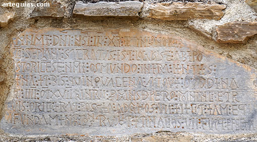 Corull&oacute;n, Le&oacute;n: l&aacute;pida epigr&aacute;fica de San Miguel