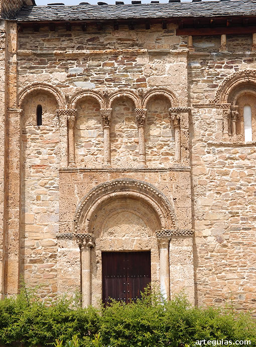 Portada y arquer&iacute;a de la fachada sur de San Miguel de Corull&oacute;n