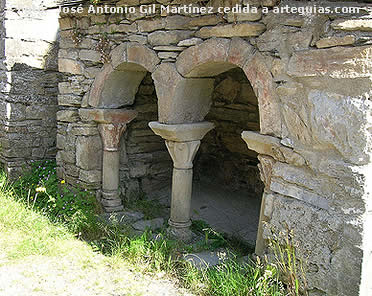 Especie de arcosolio rom&aacute;nico para la tumba del abad San Fortis
