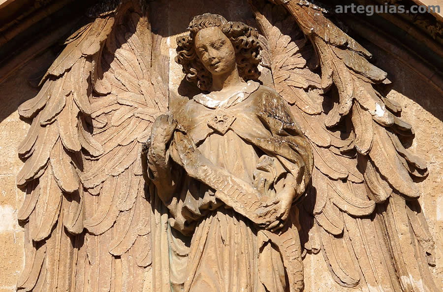 Detalle cercano del &aacute;ngel custodio