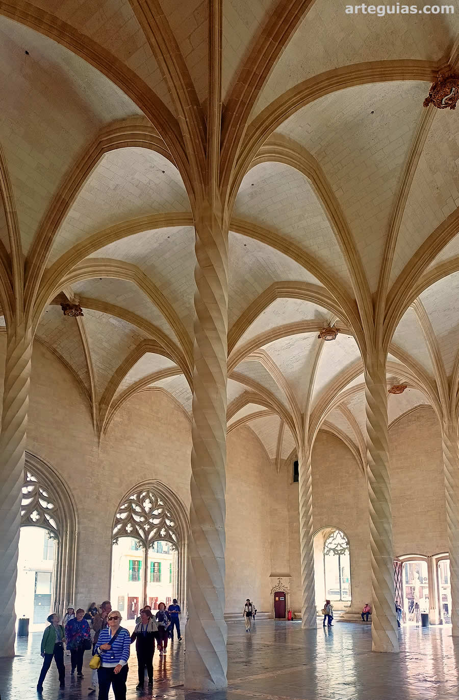 Espectacular estructura con columnas entorchadas y b&oacute;vedas de crucer&iacute;a de la Lonja de Palma de Mallorca