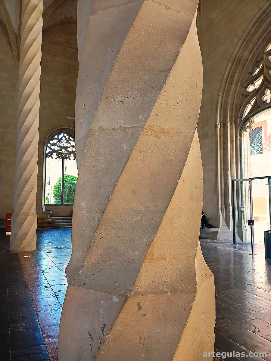 Detalle del fuste torso o entorchado de las columnas