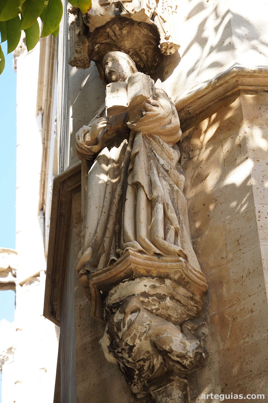 Una de las estatuas exteriores de la Lonja de Mercaderes de Palma de Mallorca: Santa Clara