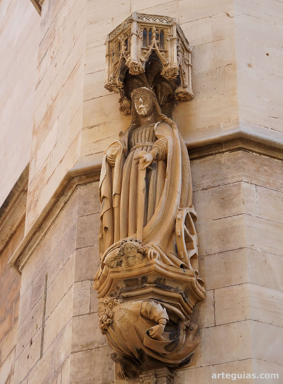 Estatua exterior que representa a Santa Clara de Alejandr&iacute;a