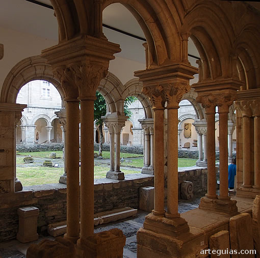 El claustro visto desde el interior de la sala capitular
