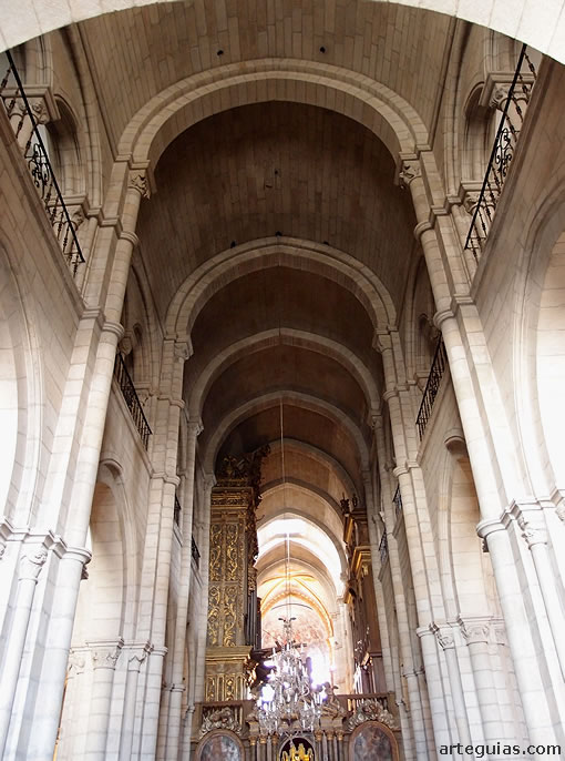 Nave central de la Catedral de Lugo, desde los pies