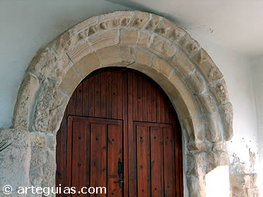Portada rom&aacute;nica de la iglesia de Venturada. Madrid