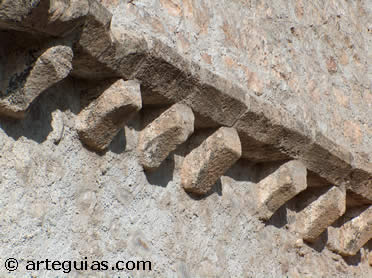 Corona de canecillos de la cornisa original