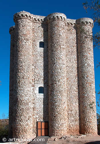El castillo (torre del homenaje) de Villarejo de Salvan&eacute;s es ciertamente espectacular