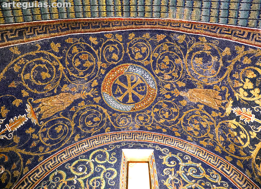 Ap&oacute;stoles, roleos vegetales y un crism&oacute;n